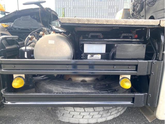 ギガ 　トラクタヘッド　ハイルーフ　後輪エアサス　第５輪荷重　９０７０ｋｇ　最大積載量：３８７４０ｋｇ　［１１５００］ｋｇ　４６０馬力　全塗装済　アドブルー　ＥＴＣ　ベッド付　タンク４００Ｌ　スペアタイヤ（12枚目）