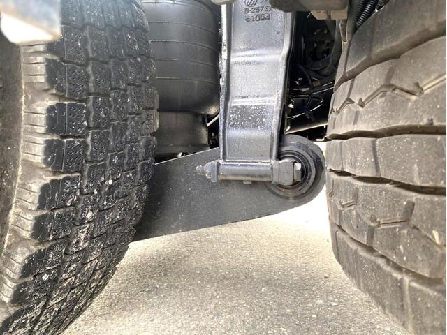 ギガ 　トラクタヘッド　ハイルーフ　後輪エアサス　第５輪荷重　９０７０ｋｇ　最大積載量：３８７４０ｋｇ　［１１５００］ｋｇ　４６０馬力　全塗装済　アドブルー　ＥＴＣ　ベッド付　タンク４００Ｌ　スペアタイヤ（13枚目）