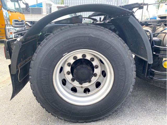 ギガ 　トラクタヘッド　ハイルーフ　後輪エアサス　第５輪荷重　９０７０ｋｇ　最大積載量：３８７４０ｋｇ　［１１５００］ｋｇ　４６０馬力　全塗装済　アドブルー　ＥＴＣ　ベッド付　タンク４００Ｌ　スペアタイヤ（14枚目）
