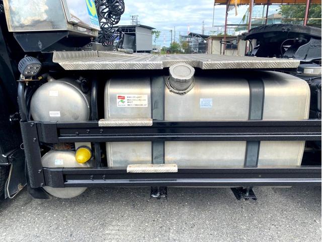 ギガ 　トラクタヘッド　ハイルーフ　後輪エアサス　第５輪荷重　９０７０ｋｇ　最大積載量：３８７４０ｋｇ　［１１５００］ｋｇ　４６０馬力　全塗装済　アドブルー　ＥＴＣ　ベッド付　タンク４００Ｌ　スペアタイヤ（15枚目）