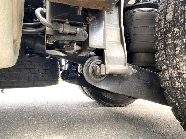 ギガ 　トラクタヘッド　ハイルーフ　後輪エアサス　第５輪荷重　９０７０ｋｇ　最大積載量：３８７４０ｋｇ　［１１５００］ｋｇ　４６０馬力　全塗装済　アドブルー　ＥＴＣ　ベッド付　タンク４００Ｌ　スペアタイヤ（17枚目）