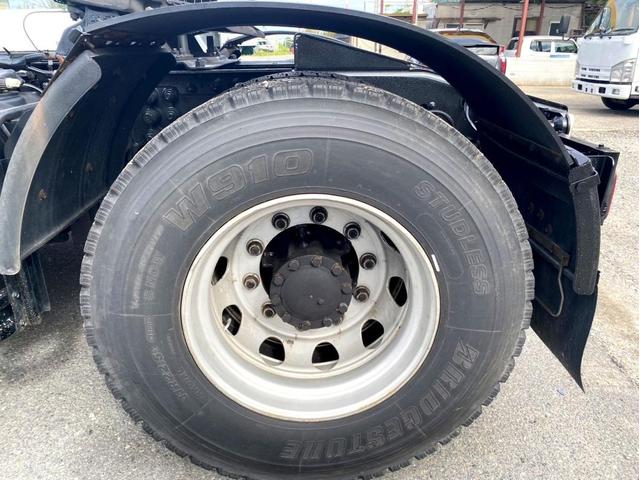 ギガ 　トラクタヘッド　ハイルーフ　後輪エアサス　第５輪荷重　９０７０ｋｇ　最大積載量：３８７４０ｋｇ　［１１５００］ｋｇ　４６０馬力　全塗装済　アドブルー　ＥＴＣ　ベッド付　タンク４００Ｌ　スペアタイヤ（18枚目）