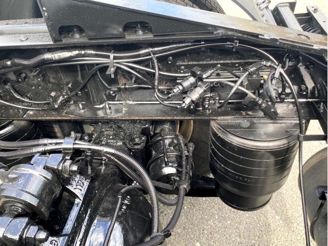 ギガ 　トラクタヘッド　ハイルーフ　後輪エアサス　第５輪荷重　９０７０ｋｇ　最大積載量：３８７４０ｋｇ　［１１５００］ｋｇ　４６０馬力　全塗装済　アドブルー　ＥＴＣ　ベッド付　タンク４００Ｌ　スペアタイヤ（19枚目）