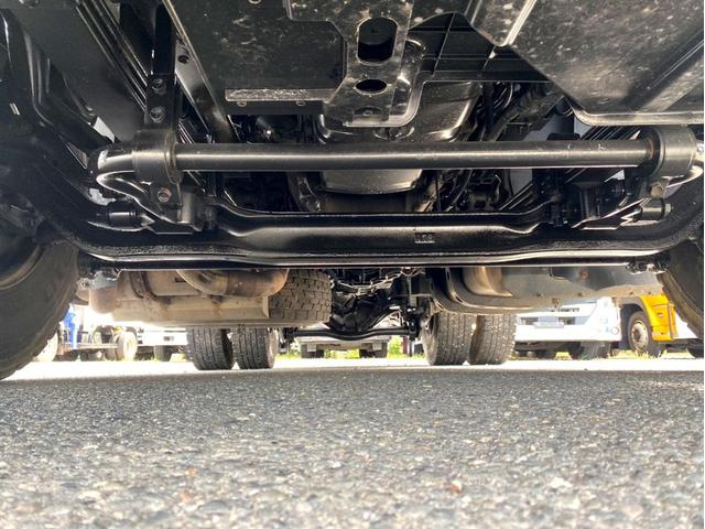 ギガ 　トラクタヘッド　ハイルーフ　後輪エアサス　第５輪荷重　９０７０ｋｇ　最大積載量：３８７４０ｋｇ　［１１５００］ｋｇ　４６０馬力　全塗装済　アドブルー　ＥＴＣ　ベッド付　タンク４００Ｌ　スペアタイヤ（21枚目）