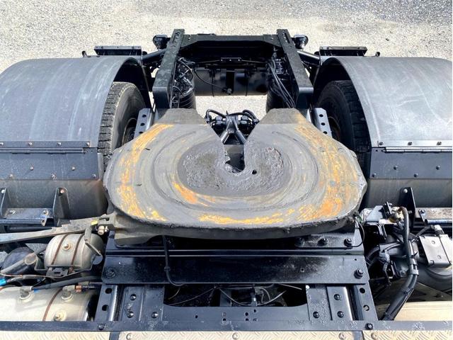 ギガ 　トラクタヘッド　ハイルーフ　後輪エアサス　第５輪荷重　９０７０ｋｇ　最大積載量：３８７４０ｋｇ　［１１５００］ｋｇ　４６０馬力　全塗装済　アドブルー　ＥＴＣ　ベッド付　タンク４００Ｌ　スペアタイヤ（23枚目）