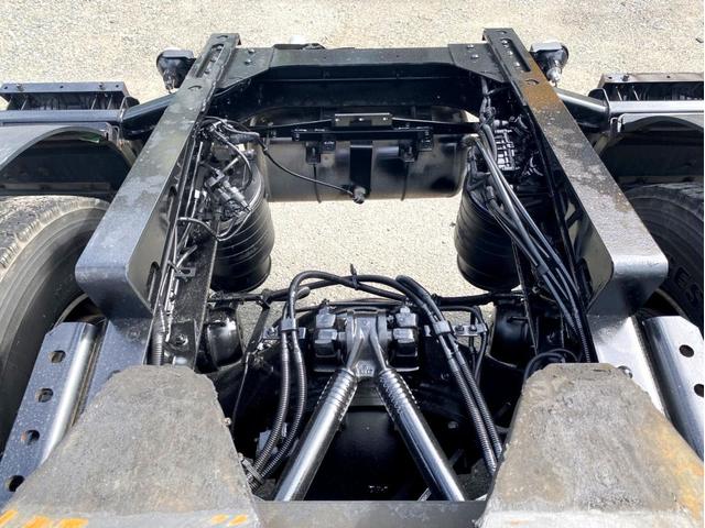 ギガ 　トラクタヘッド　ハイルーフ　後輪エアサス　第５輪荷重　９０７０ｋｇ　最大積載量：３８７４０ｋｇ　［１１５００］ｋｇ　４６０馬力　全塗装済　アドブルー　ＥＴＣ　ベッド付　タンク４００Ｌ　スペアタイヤ（24枚目）