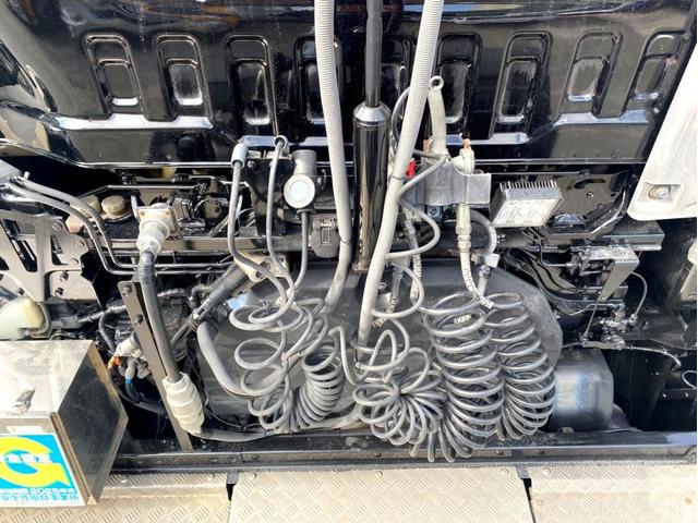 ギガ 　トラクタヘッド　ハイルーフ　後輪エアサス　第５輪荷重　９０７０ｋｇ　最大積載量：３８７４０ｋｇ　［１１５００］ｋｇ　４６０馬力　全塗装済　アドブルー　ＥＴＣ　ベッド付　タンク４００Ｌ　スペアタイヤ（25枚目）