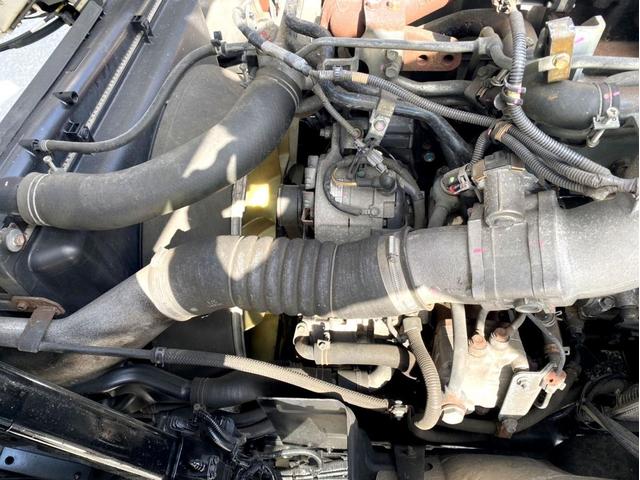 ギガ 　トラクタヘッド　ハイルーフ　後輪エアサス　第５輪荷重　９０７０ｋｇ　最大積載量：３８７４０ｋｇ　［１１５００］ｋｇ　４６０馬力　全塗装済　アドブルー　ＥＴＣ　ベッド付　タンク４００Ｌ　スペアタイヤ（28枚目）