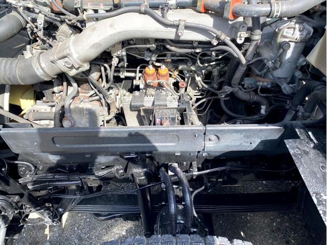 ギガ 　トラクタヘッド　ハイルーフ　後輪エアサス　第５輪荷重　９０７０ｋｇ　最大積載量：３８７４０ｋｇ　［１１５００］ｋｇ　４６０馬力　全塗装済　アドブルー　ＥＴＣ　ベッド付　タンク４００Ｌ　スペアタイヤ（29枚目）