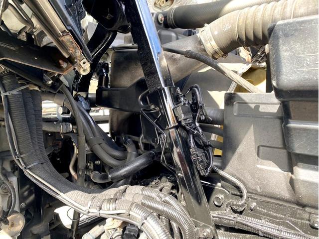 ギガ 　トラクタヘッド　ハイルーフ　後輪エアサス　第５輪荷重　９０７０ｋｇ　最大積載量：３８７４０ｋｇ　［１１５００］ｋｇ　４６０馬力　全塗装済　アドブルー　ＥＴＣ　ベッド付　タンク４００Ｌ　スペアタイヤ（30枚目）