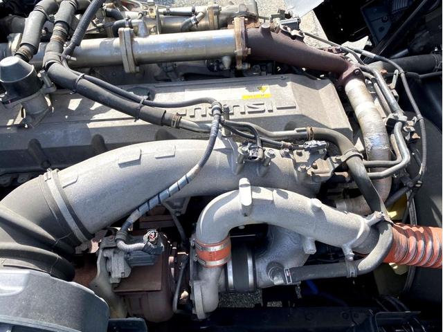 ギガ 　トラクタヘッド　ハイルーフ　後輪エアサス　第５輪荷重　９０７０ｋｇ　最大積載量：３８７４０ｋｇ　［１１５００］ｋｇ　４６０馬力　全塗装済　アドブルー　ＥＴＣ　ベッド付　タンク４００Ｌ　スペアタイヤ（31枚目）