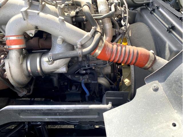 ギガ 　トラクタヘッド　ハイルーフ　後輪エアサス　第５輪荷重　９０７０ｋｇ　最大積載量：３８７４０ｋｇ　［１１５００］ｋｇ　４６０馬力　全塗装済　アドブルー　ＥＴＣ　ベッド付　タンク４００Ｌ　スペアタイヤ（32枚目）