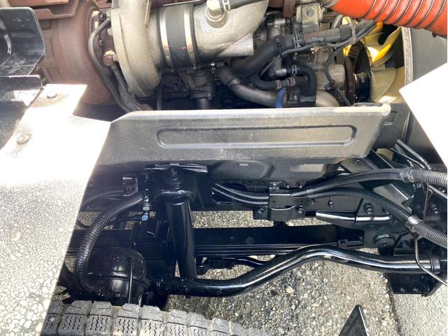 ギガ 　トラクタヘッド　ハイルーフ　後輪エアサス　第５輪荷重　９０７０ｋｇ　最大積載量：３８７４０ｋｇ　［１１５００］ｋｇ　４６０馬力　全塗装済　アドブルー　ＥＴＣ　ベッド付　タンク４００Ｌ　スペアタイヤ（33枚目）