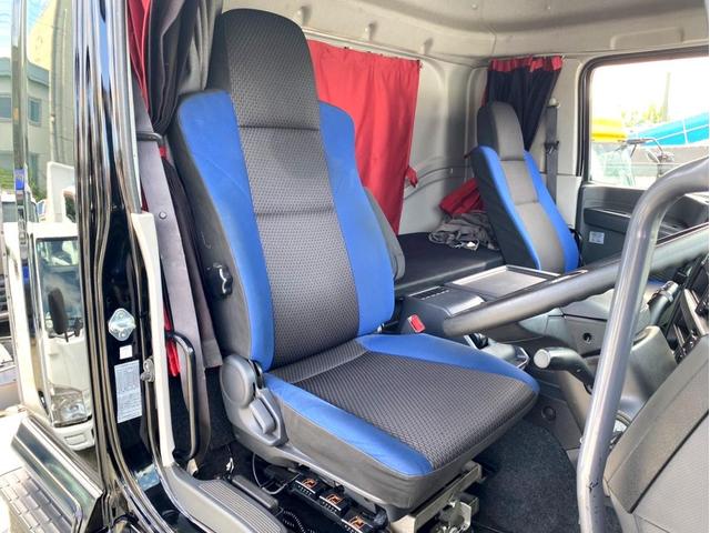 ギガ 　トラクタヘッド　ハイルーフ　後輪エアサス　第５輪荷重　９０７０ｋｇ　最大積載量：３８７４０ｋｇ　［１１５００］ｋｇ　４６０馬力　全塗装済　アドブルー　ＥＴＣ　ベッド付　タンク４００Ｌ　スペアタイヤ（37枚目）