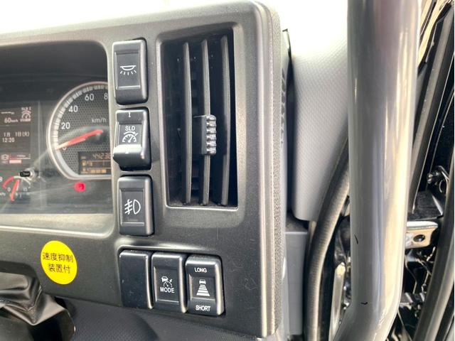 ギガ 　トラクタヘッド　ハイルーフ　後輪エアサス　第５輪荷重　９０７０ｋｇ　最大積載量：３８７４０ｋｇ　［１１５００］ｋｇ　４６０馬力　全塗装済　アドブルー　ＥＴＣ　ベッド付　タンク４００Ｌ　スペアタイヤ（46枚目）