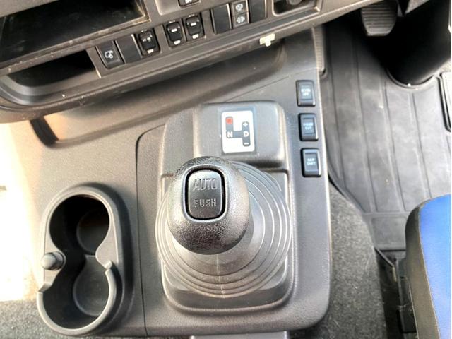 ギガ 　トラクタヘッド　ハイルーフ　後輪エアサス　第５輪荷重　９０７０ｋｇ　最大積載量：３８７４０ｋｇ　［１１５００］ｋｇ　４６０馬力　全塗装済　アドブルー　ＥＴＣ　ベッド付　タンク４００Ｌ　スペアタイヤ（47枚目）