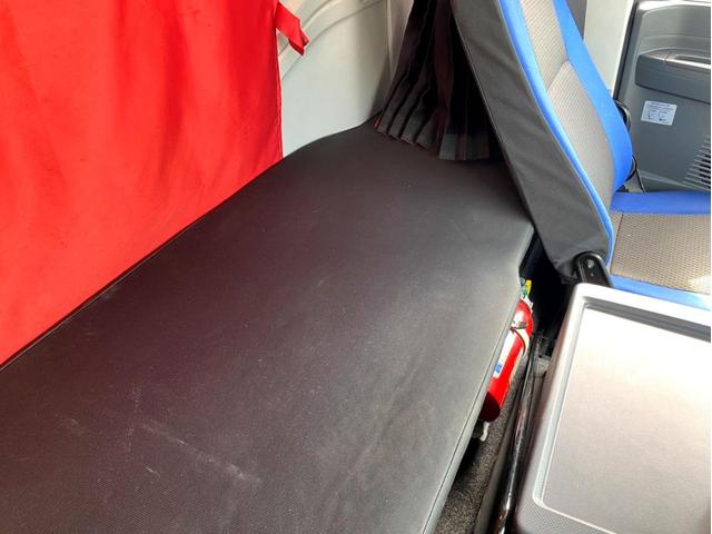 ギガ 　トラクタヘッド　ハイルーフ　後輪エアサス　第５輪荷重　９０７０ｋｇ　最大積載量：３８７４０ｋｇ　［１１５００］ｋｇ　４６０馬力　全塗装済　アドブルー　ＥＴＣ　ベッド付　タンク４００Ｌ　スペアタイヤ（50枚目）