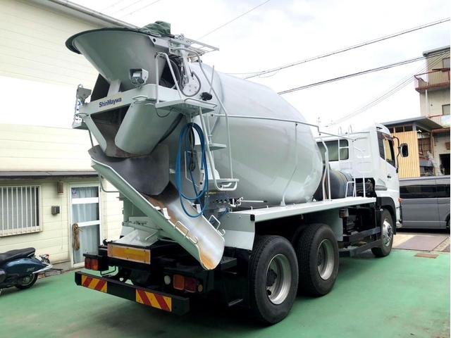 クオン ベースグレード コンクリートミキサー ドラム貼替 電動ホッパーカバー アドブルー 300馬力 新明和工業 ETC ベッド付き(3枚目)