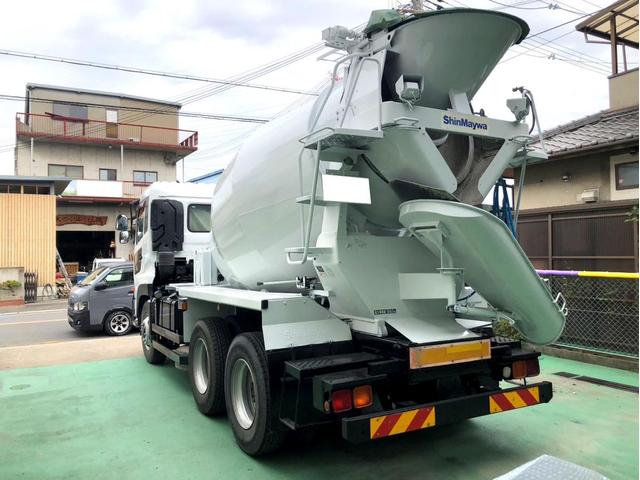 クオン ベースグレード コンクリートミキサー ドラム貼替 電動ホッパーカバー アドブルー 300馬力 新明和工業 ETC ベッド付き(4枚目)