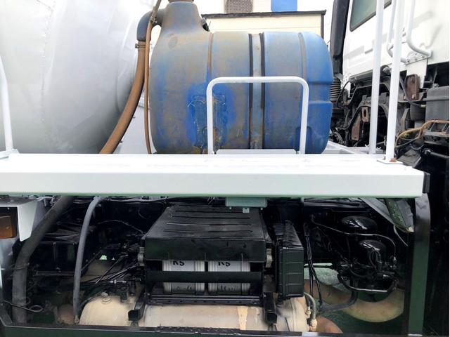 クオン ベースグレード コンクリートミキサー ドラム貼替 電動ホッパーカバー アドブルー 300馬力 新明和工業 ETC ベッド付き(9枚目)