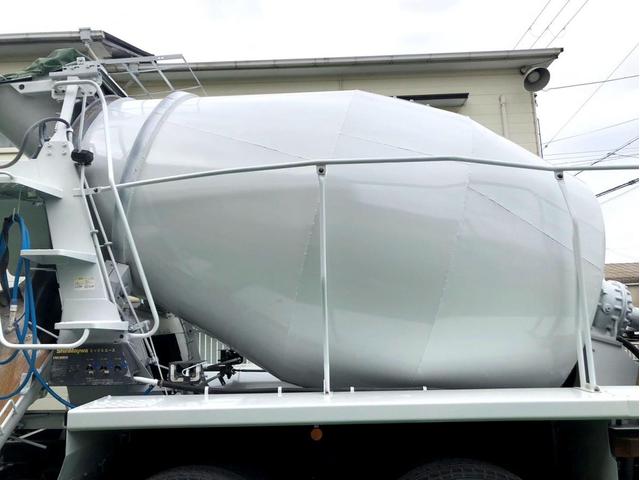 クオン ベースグレード コンクリートミキサー ドラム貼替 電動ホッパーカバー アドブルー 300馬力 新明和工業 ETC ベッド付き(10枚目)