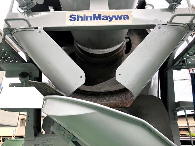 クオン ベースグレード コンクリートミキサー ドラム貼替 電動ホッパーカバー アドブルー 300馬力 新明和工業 ETC ベッド付き(13枚目)