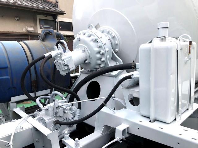 クオン ベースグレード コンクリートミキサー ドラム貼替 電動ホッパーカバー アドブルー 300馬力 新明和工業 ETC ベッド付き(15枚目)