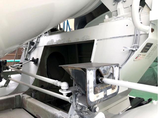 クオン ベースグレード コンクリートミキサー ドラム貼替 電動ホッパーカバー アドブルー 300馬力 新明和工業 ETC ベッド付き(16枚目)