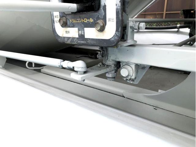 クオン ベースグレード コンクリートミキサー ドラム貼替 電動ホッパーカバー アドブルー 300馬力 新明和工業 ETC ベッド付き(17枚目)