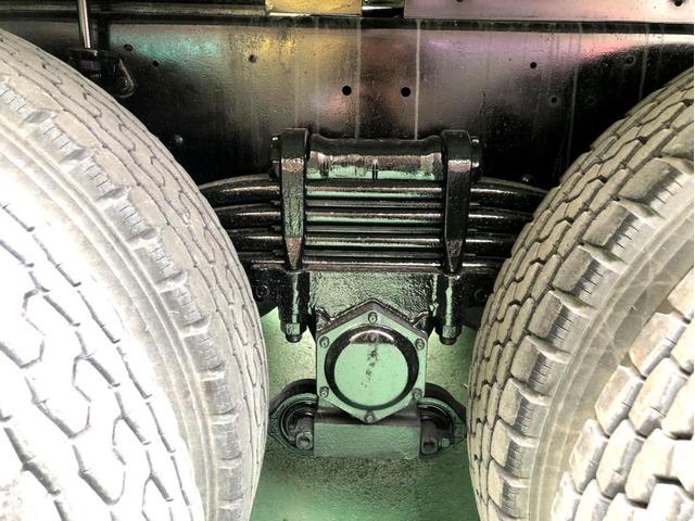 クオン ベースグレード コンクリートミキサー ドラム貼替 電動ホッパーカバー アドブルー 300馬力 新明和工業 ETC ベッド付き(20枚目)