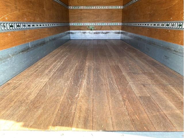 エルフトラック ロング　アルミバンＰＧ　標準ロング　ＴＫＧ－ＮＭＲ８５ＡＮ　パブコ　新明和工業　床下格納パワーゲート　ラジコン付き　ラッシングレール３段　バックモニター　ＥＴＣ２．０　スペアタイヤ（9枚目）