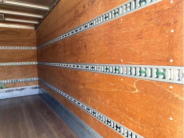 エルフトラック ロング　アルミバンＰＧ　標準ロング　ＴＫＧ－ＮＭＲ８５ＡＮ　パブコ　新明和工業　床下格納パワーゲート　ラジコン付き　ラッシングレール３段　バックモニター　ＥＴＣ２．０　スペアタイヤ（10枚目）