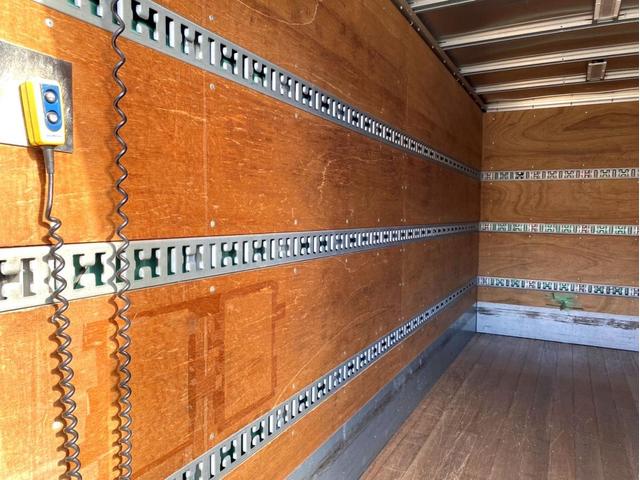 エルフトラック ロング　アルミバンＰＧ　標準ロング　ＴＫＧ－ＮＭＲ８５ＡＮ　パブコ　新明和工業　床下格納パワーゲート　ラジコン付き　ラッシングレール３段　バックモニター　ＥＴＣ２．０　スペアタイヤ（11枚目）