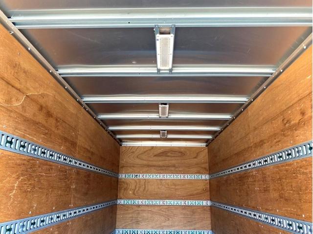 エルフトラック ロング　アルミバンＰＧ　標準ロング　ＴＫＧ－ＮＭＲ８５ＡＮ　パブコ　新明和工業　床下格納パワーゲート　ラジコン付き　ラッシングレール３段　バックモニター　ＥＴＣ２．０　スペアタイヤ（13枚目）