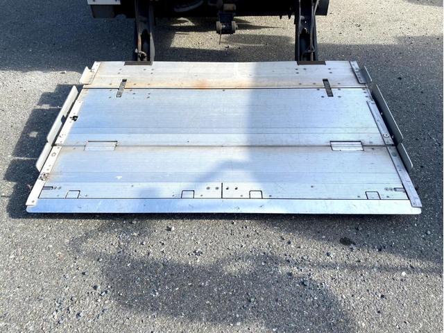 エルフトラック ロング　アルミバンＰＧ　標準ロング　ＴＫＧ－ＮＭＲ８５ＡＮ　パブコ　新明和工業　床下格納パワーゲート　ラジコン付き　ラッシングレール３段　バックモニター　ＥＴＣ２．０　スペアタイヤ（16枚目）