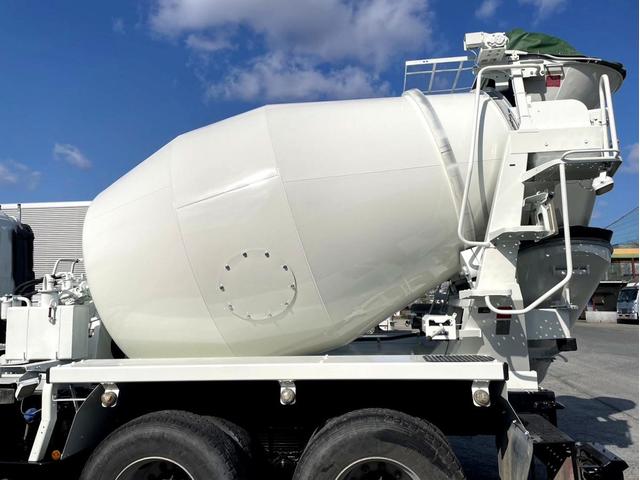 プロフィア ベースグレード　ミキサー車　車検：８年４月　カヤバ製　８．７立米　電動ホッパーカバー　３６０馬力　アドブルー　全塗装済　ＥＴＣ　ベッド付（7枚目）