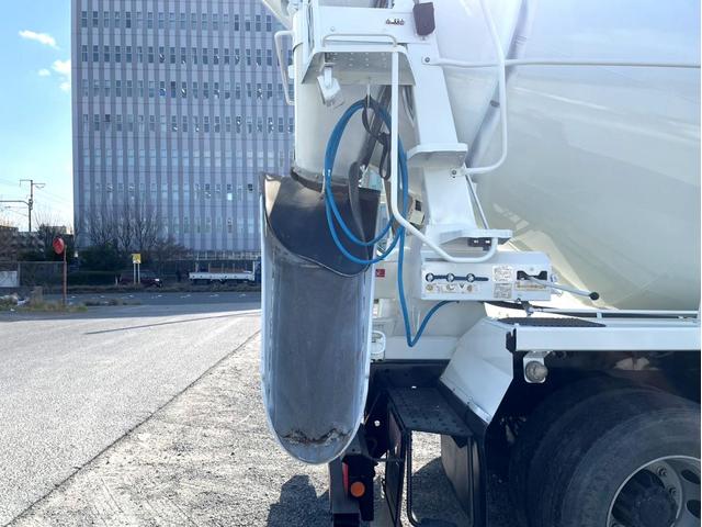 プロフィア ベースグレード　ミキサー車　車検：８年４月　カヤバ製　８．７立米　電動ホッパーカバー　３６０馬力　アドブルー　全塗装済　ＥＴＣ　ベッド付（9枚目）