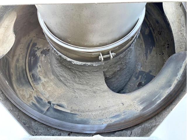 プロフィア ベースグレード　ミキサー車　車検：８年４月　カヤバ製　８．７立米　電動ホッパーカバー　３６０馬力　アドブルー　全塗装済　ＥＴＣ　ベッド付（10枚目）