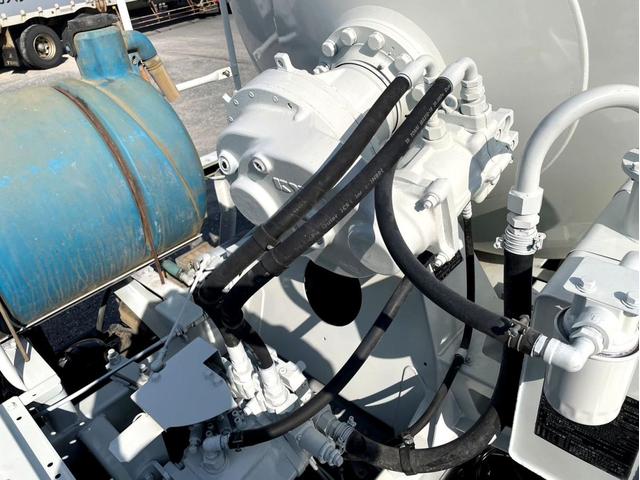 プロフィア ベースグレード　ミキサー車　車検：８年４月　カヤバ製　８．７立米　電動ホッパーカバー　３６０馬力　アドブルー　全塗装済　ＥＴＣ　ベッド付（14枚目）