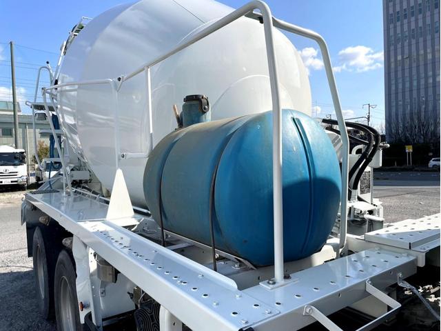 プロフィア ベースグレード　ミキサー車　車検：８年４月　カヤバ製　８．７立米　電動ホッパーカバー　３６０馬力　アドブルー　全塗装済　ＥＴＣ　ベッド付（16枚目）