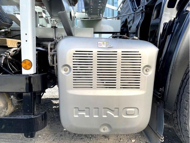 プロフィア ベースグレード　ミキサー車　車検：８年４月　カヤバ製　８．７立米　電動ホッパーカバー　３６０馬力　アドブルー　全塗装済　ＥＴＣ　ベッド付（17枚目）