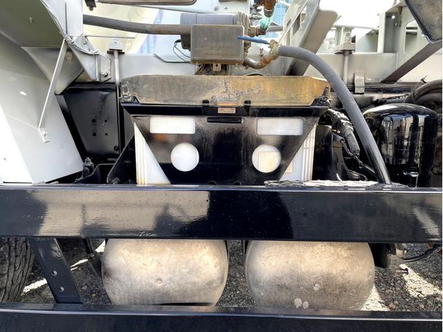 プロフィア ベースグレード　ミキサー車　車検：８年４月　カヤバ製　８．７立米　電動ホッパーカバー　３６０馬力　アドブルー　全塗装済　ＥＴＣ　ベッド付（18枚目）