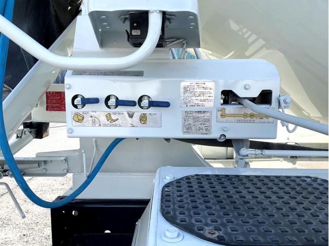 プロフィア ベースグレード　ミキサー車　車検：８年４月　カヤバ製　８．７立米　電動ホッパーカバー　３６０馬力　アドブルー　全塗装済　ＥＴＣ　ベッド付（22枚目）