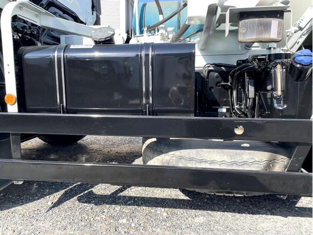 プロフィア ベースグレード　ミキサー車　車検：８年４月　カヤバ製　８．７立米　電動ホッパーカバー　３６０馬力　アドブルー　全塗装済　ＥＴＣ　ベッド付（24枚目）