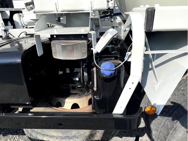 プロフィア ベースグレード　ミキサー車　車検：８年４月　カヤバ製　８．７立米　電動ホッパーカバー　３６０馬力　アドブルー　全塗装済　ＥＴＣ　ベッド付（25枚目）