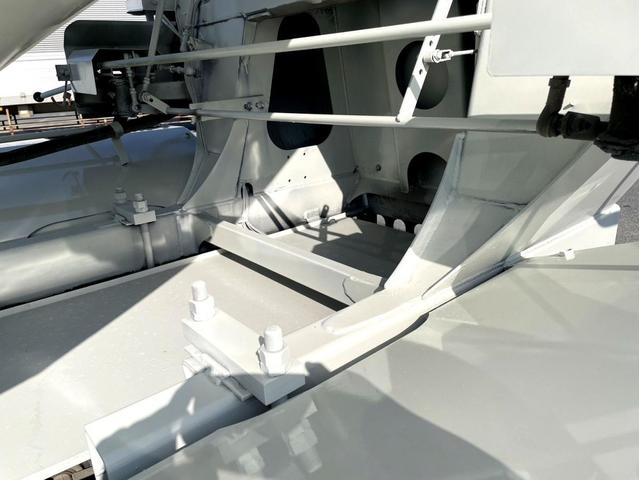 プロフィア ベースグレード　ミキサー車　車検：８年４月　カヤバ製　８．７立米　電動ホッパーカバー　３６０馬力　アドブルー　全塗装済　ＥＴＣ　ベッド付（27枚目）