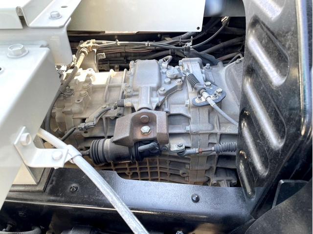 プロフィア ベースグレード　ミキサー車　車検：８年４月　カヤバ製　８．７立米　電動ホッパーカバー　３６０馬力　アドブルー　全塗装済　ＥＴＣ　ベッド付（28枚目）