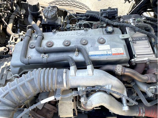 プロフィア ベースグレード　ミキサー車　車検：８年４月　カヤバ製　８．７立米　電動ホッパーカバー　３６０馬力　アドブルー　全塗装済　ＥＴＣ　ベッド付（36枚目）