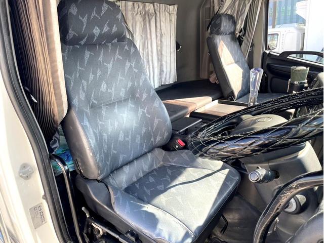 プロフィア ベースグレード　ミキサー車　車検：８年４月　カヤバ製　８．７立米　電動ホッパーカバー　３６０馬力　アドブルー　全塗装済　ＥＴＣ　ベッド付（44枚目）