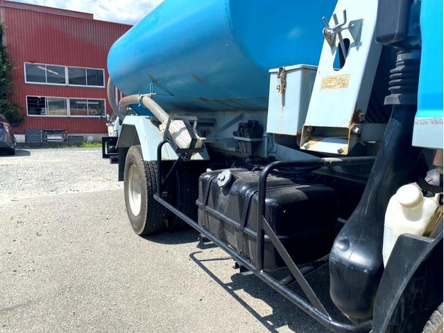 エルフトラック 　平成２１年　いすゞエルフ　散水車極東開発　ＬＨ０４－３０１Ｒ　容量　４０００Ｌ１５０馬力スペアタイヤ（4枚目）